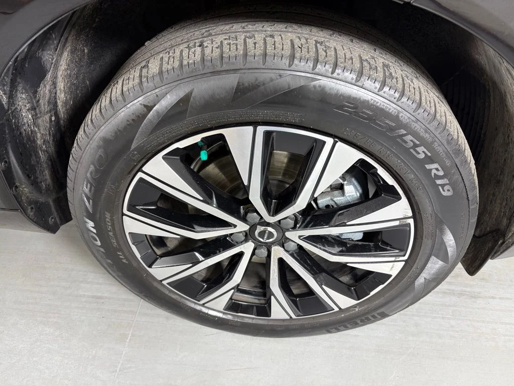 Used 2024 Onyx Black Metallic Volvo Core image 10