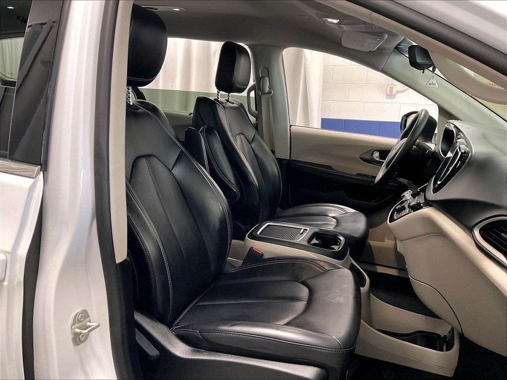 Used 2023 White Chrysler Touring L image 11