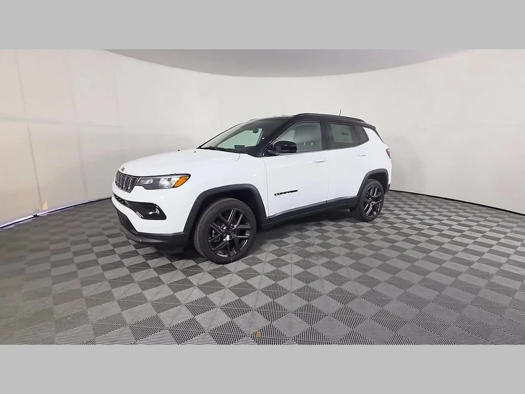 New 2026 Bright White Clear-Coat Exterior Paint Jeep Limited Altitude image 34