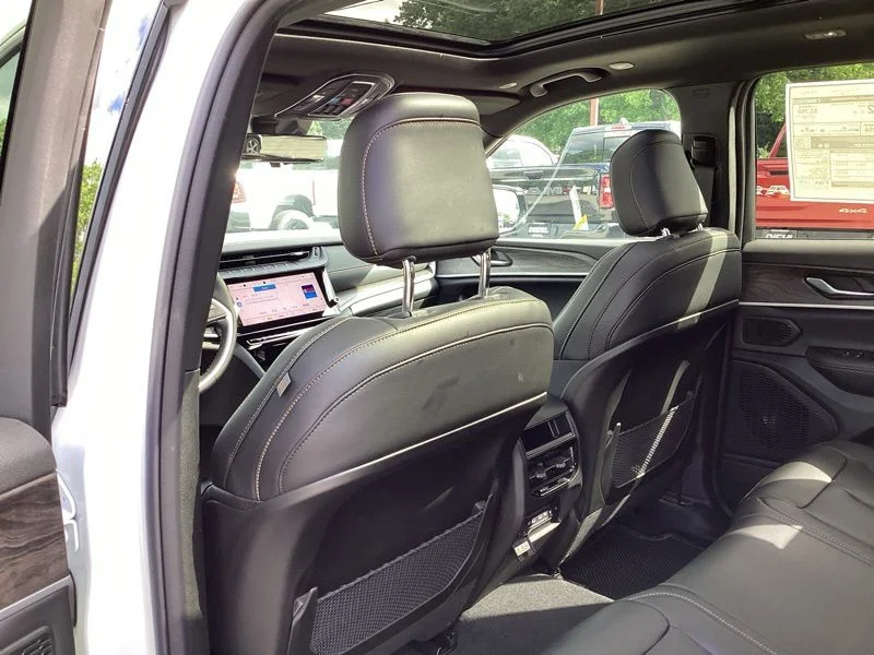 New 2026 Bright White Clear-Coat Exterior Paint Jeep  image 22