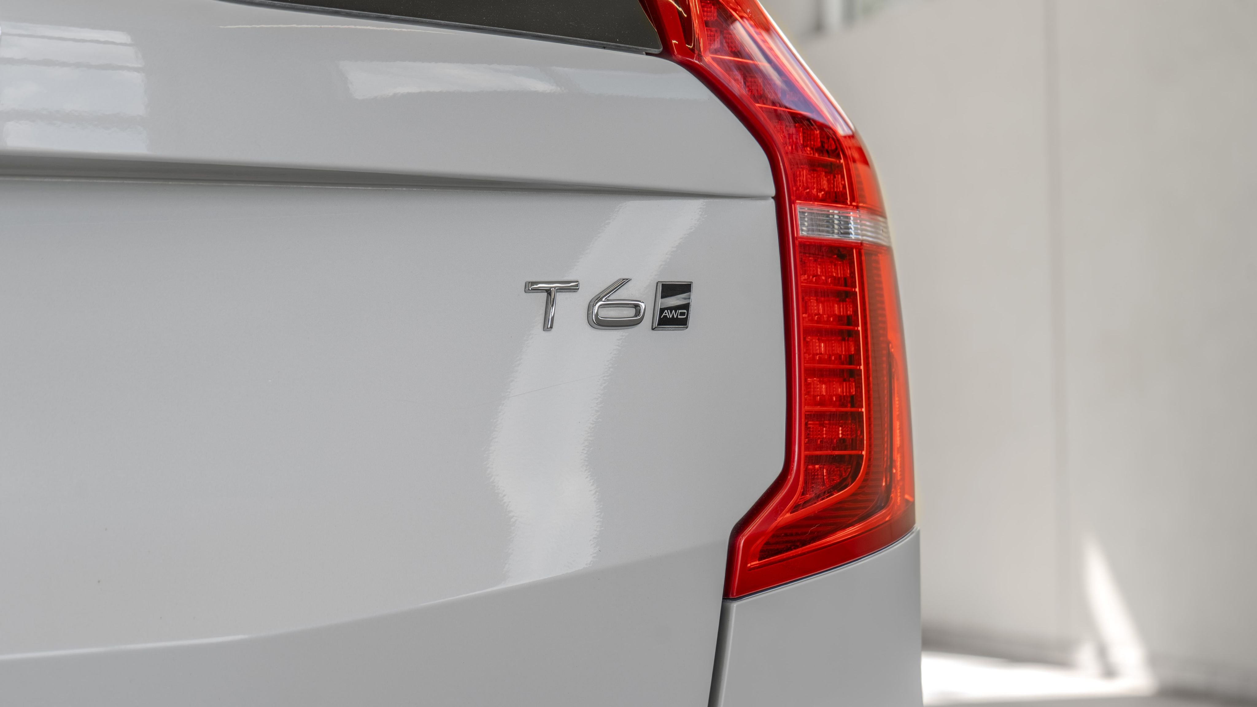 Used 2022 Crystal White Volvo T6 Inscription image 24