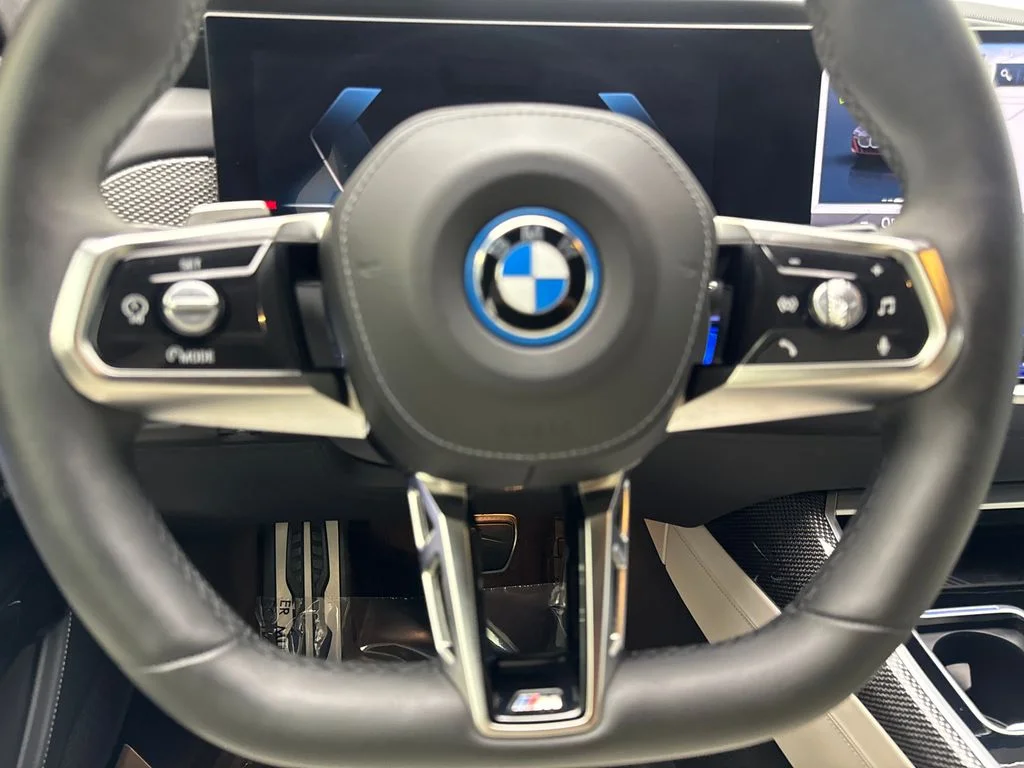 Used 2023 Red BMW xDrive60 image 56