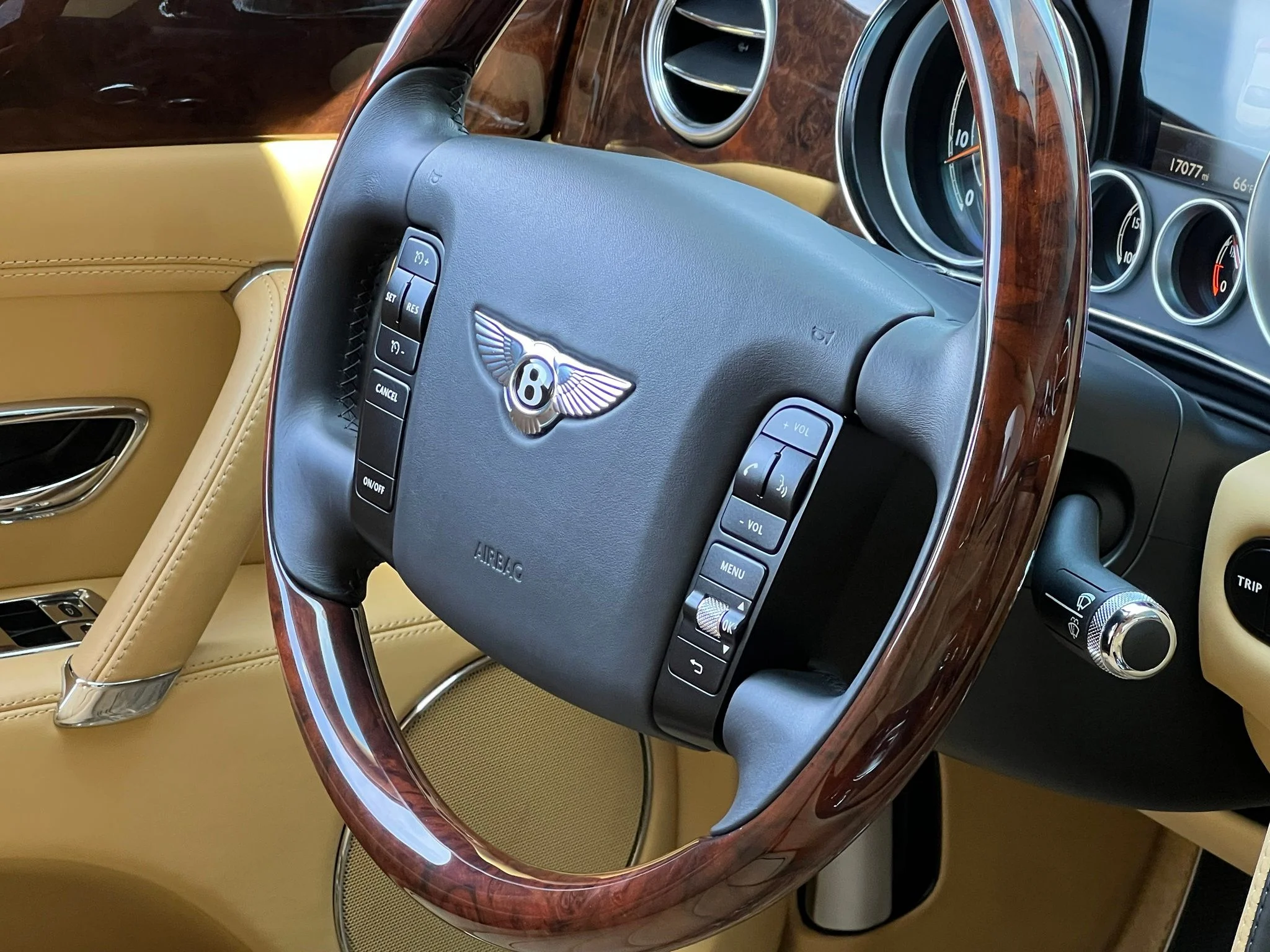 Used 2014 Black Bentley Base image 39