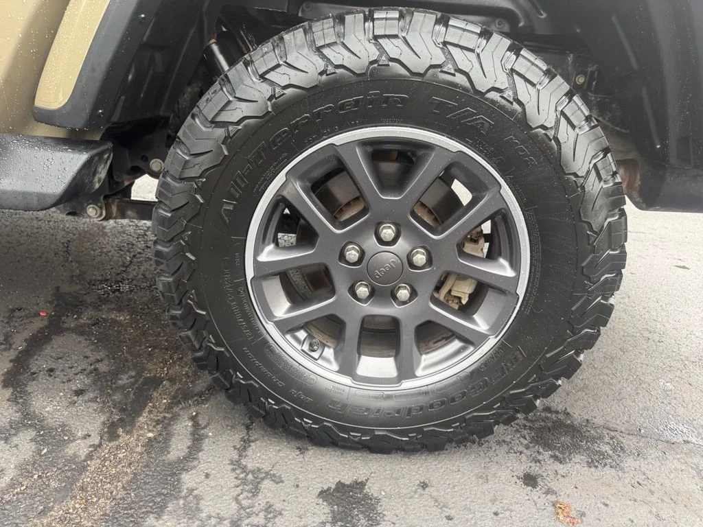 Used 2020 Green Jeep Overland image 40
