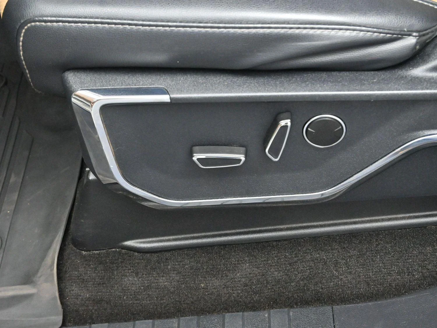 Used 2022 Star White Metallic Tri-Coat Ford LARIAT image 14
