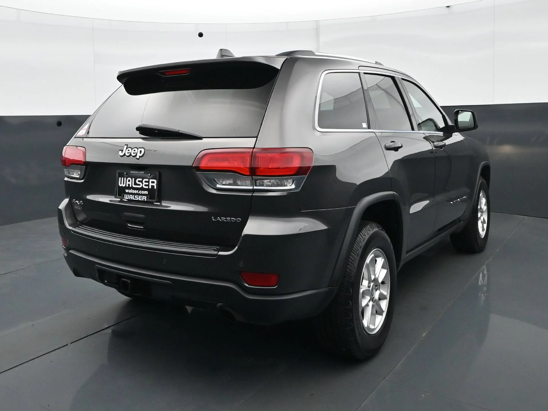 Used 2020 Granite Crystal Metallic Clearcoat Jeep Laredo E image 6