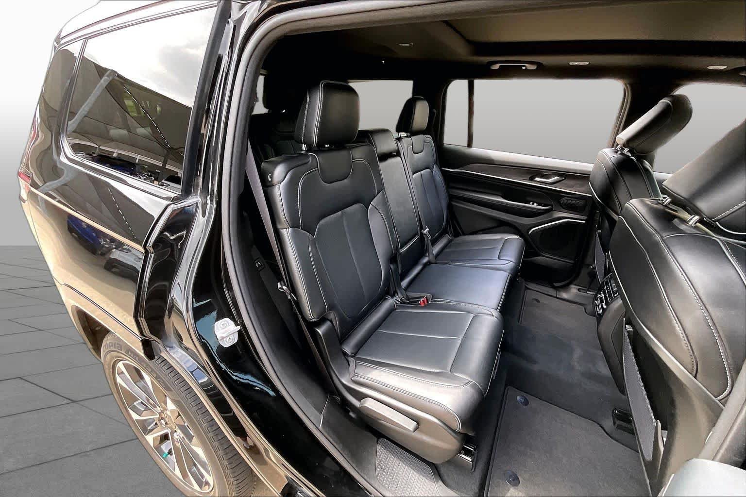 Used 2023 Diamond Black Crystal Pearlcoat Jeep Overland image 19