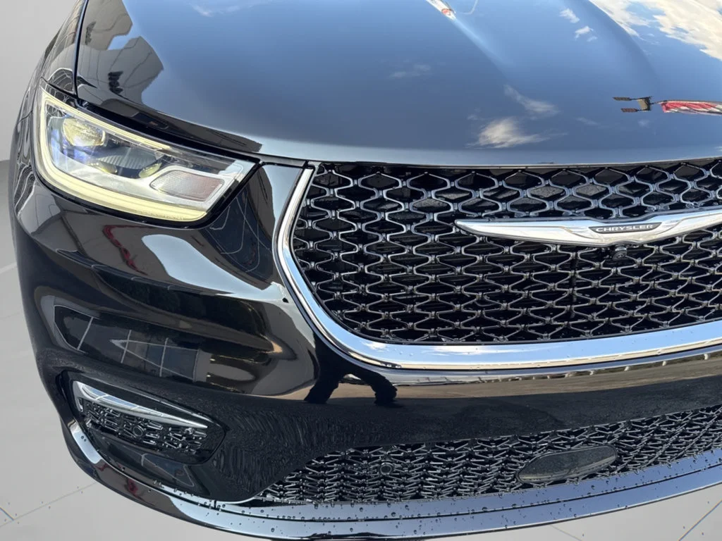 New 2026 Diamond Black Crystal Pearl-Coat Exterior Paint Chrysler Limited image 48