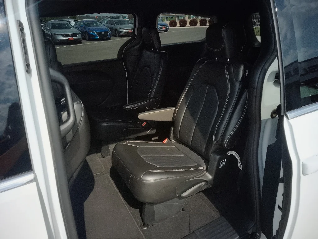 Used 2025 Bright White Clearcoat Chrysler Select image 9