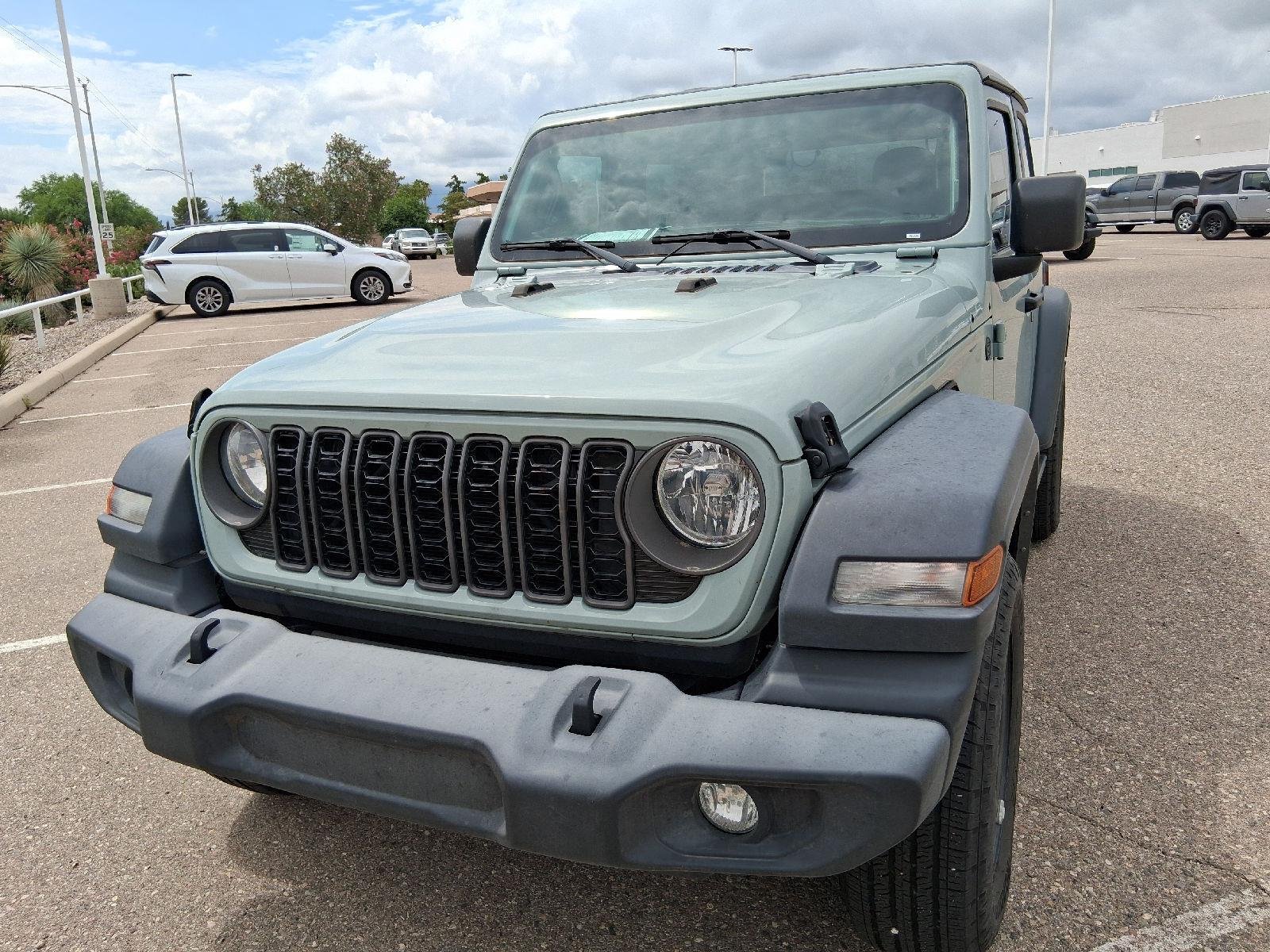 Used 2024 Earl Clearcoat Jeep Sport image 10