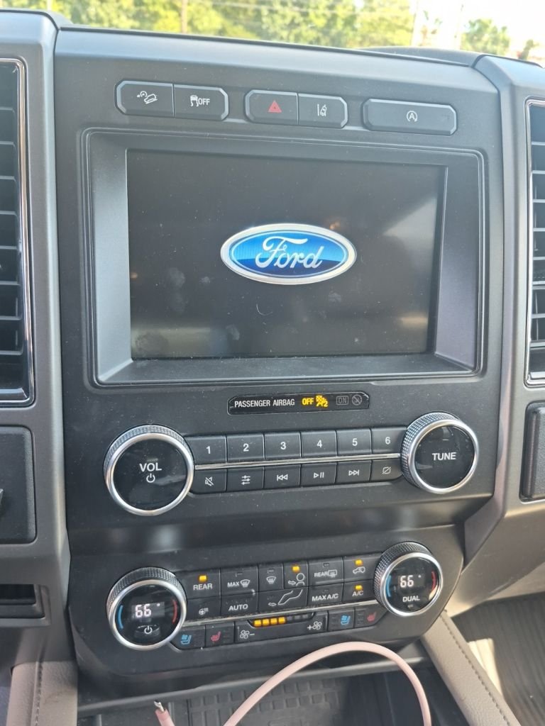 Used 2019 White Platinum Clearcoat Metallic Ford XLT image 8