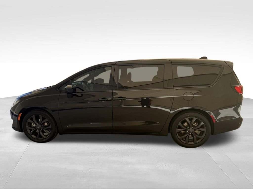 Used 2020 Brilliant Black Crystal Pearlcoat Chrysler Touring image 9