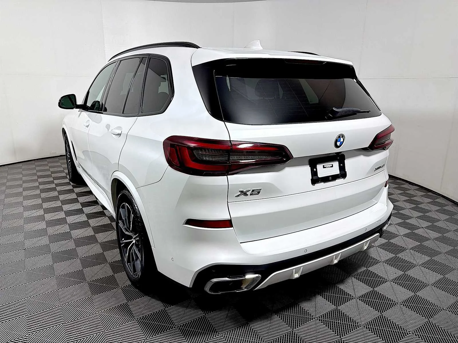 Used 2023 Mineral White Metallic BMW xDrive40i image 5