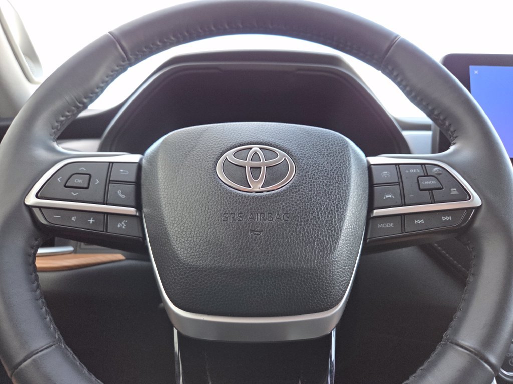 Used 2025  Toyota Limited image 22
