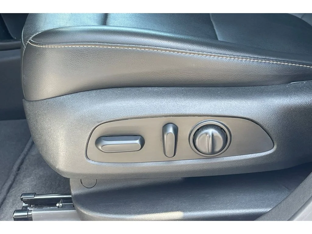 Used 2023 Summit White GMC SLT image 14