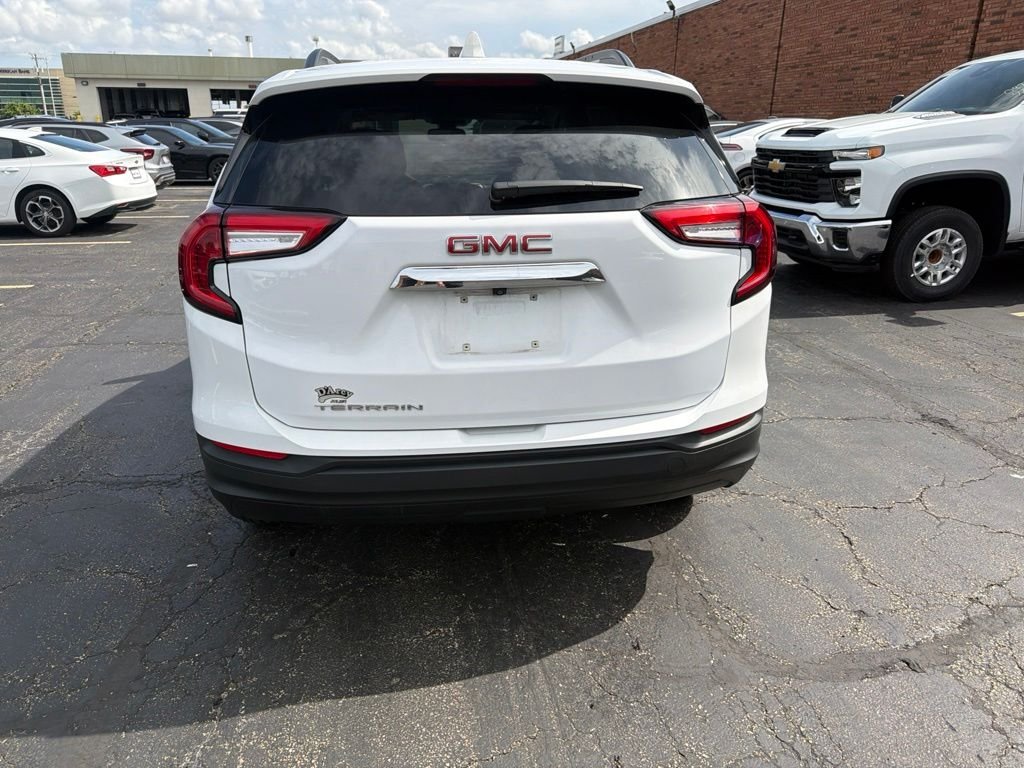 Used 2024 White GMC SLE image 3
