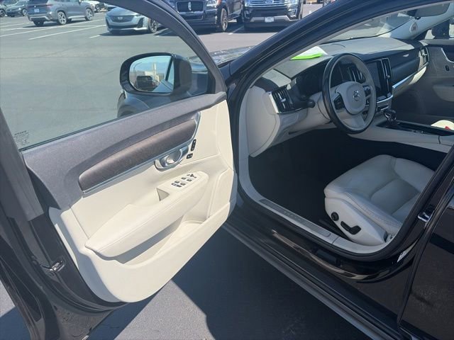 Used 2018  Volvo T6INSCRIPT image 10