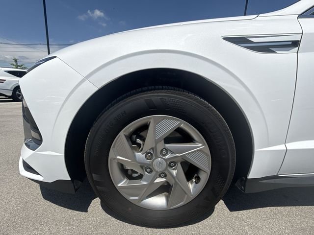 Used 2025 White Hyundai SE image 10