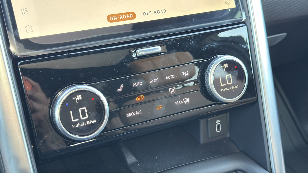 New 2026 Lantau Bronze Land Rover Dynamic SE image 23