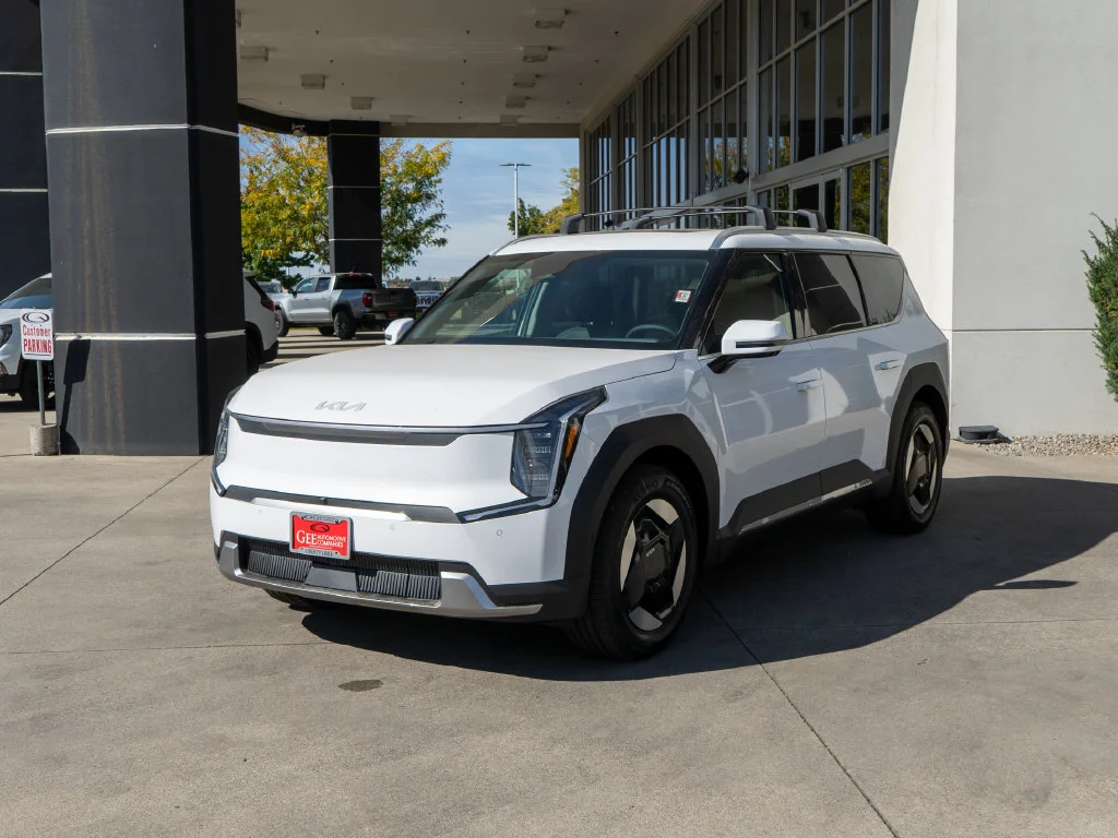New 2026 White Kia Wind image 3