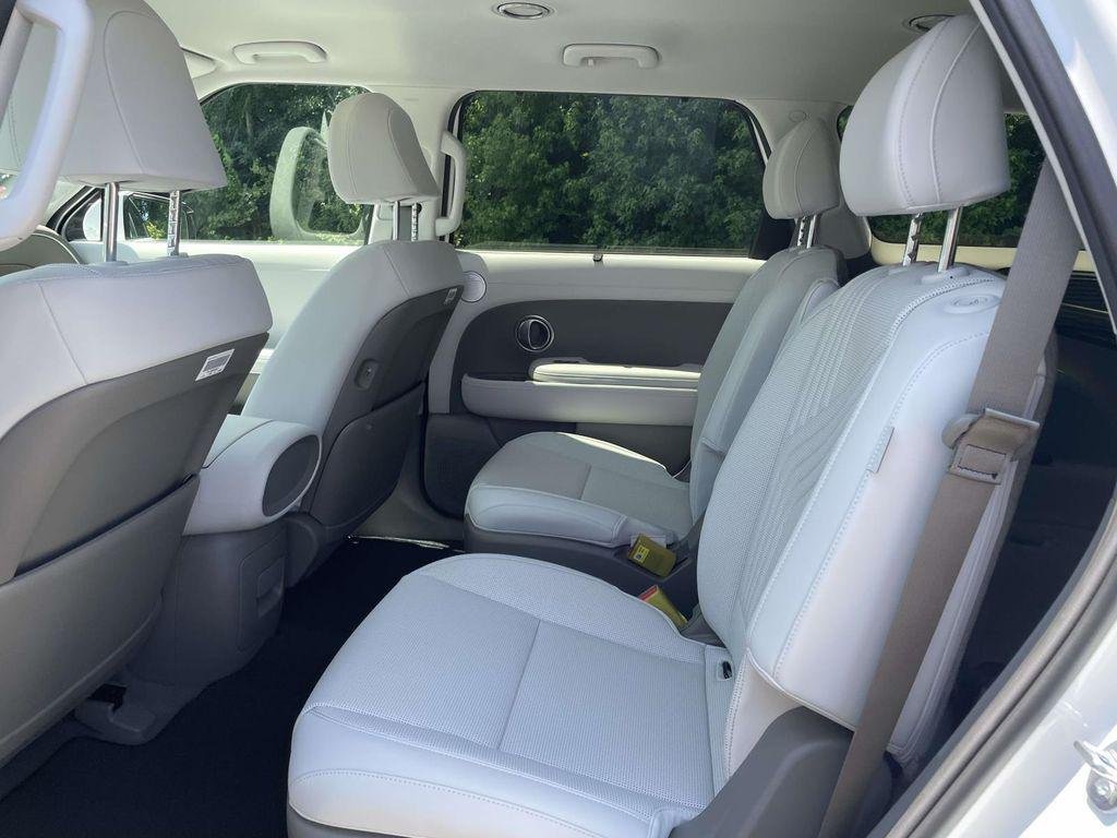 New 2026 White Hyundai SEL 7P image 12