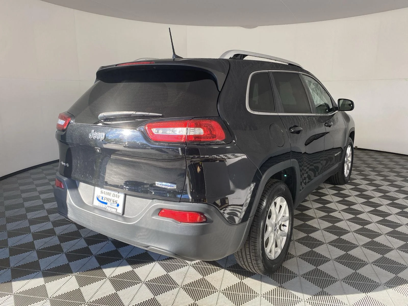 Used 2018 Diamond Black Crystal Pearlcoat Jeep Latitude Plus image 5