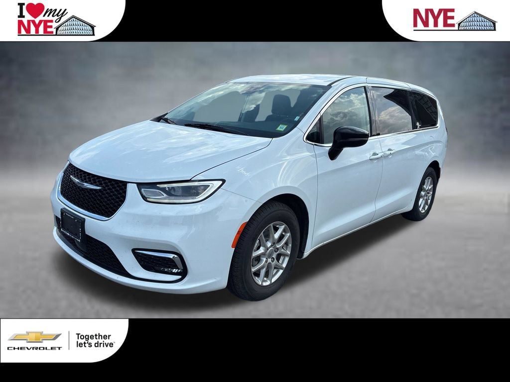 2024 Chrysler Pacifica Touring L's photo