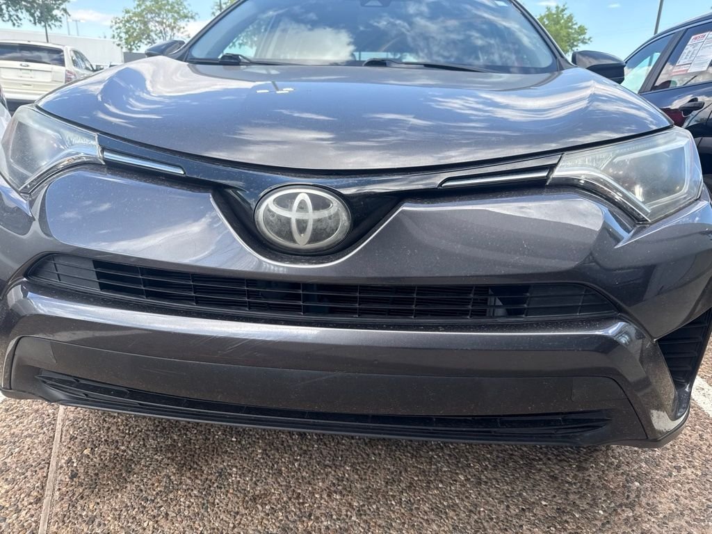 Used 2017  Toyota LE image 3