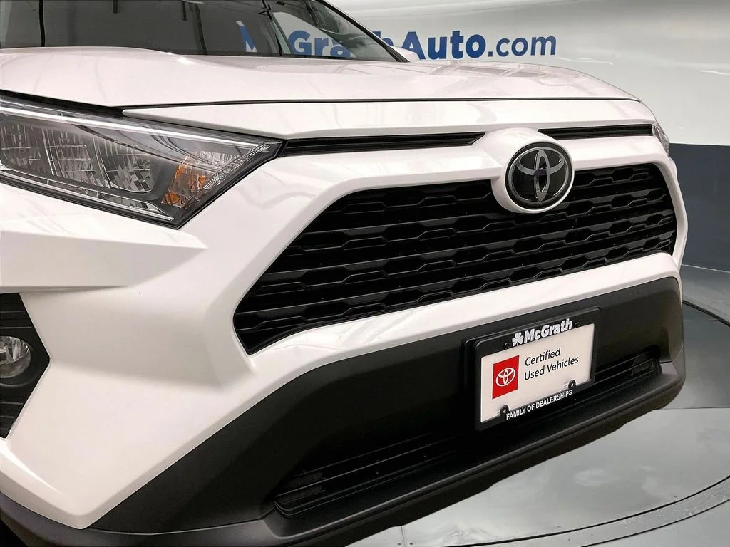 Used 2020 White Toyota XLE image 32