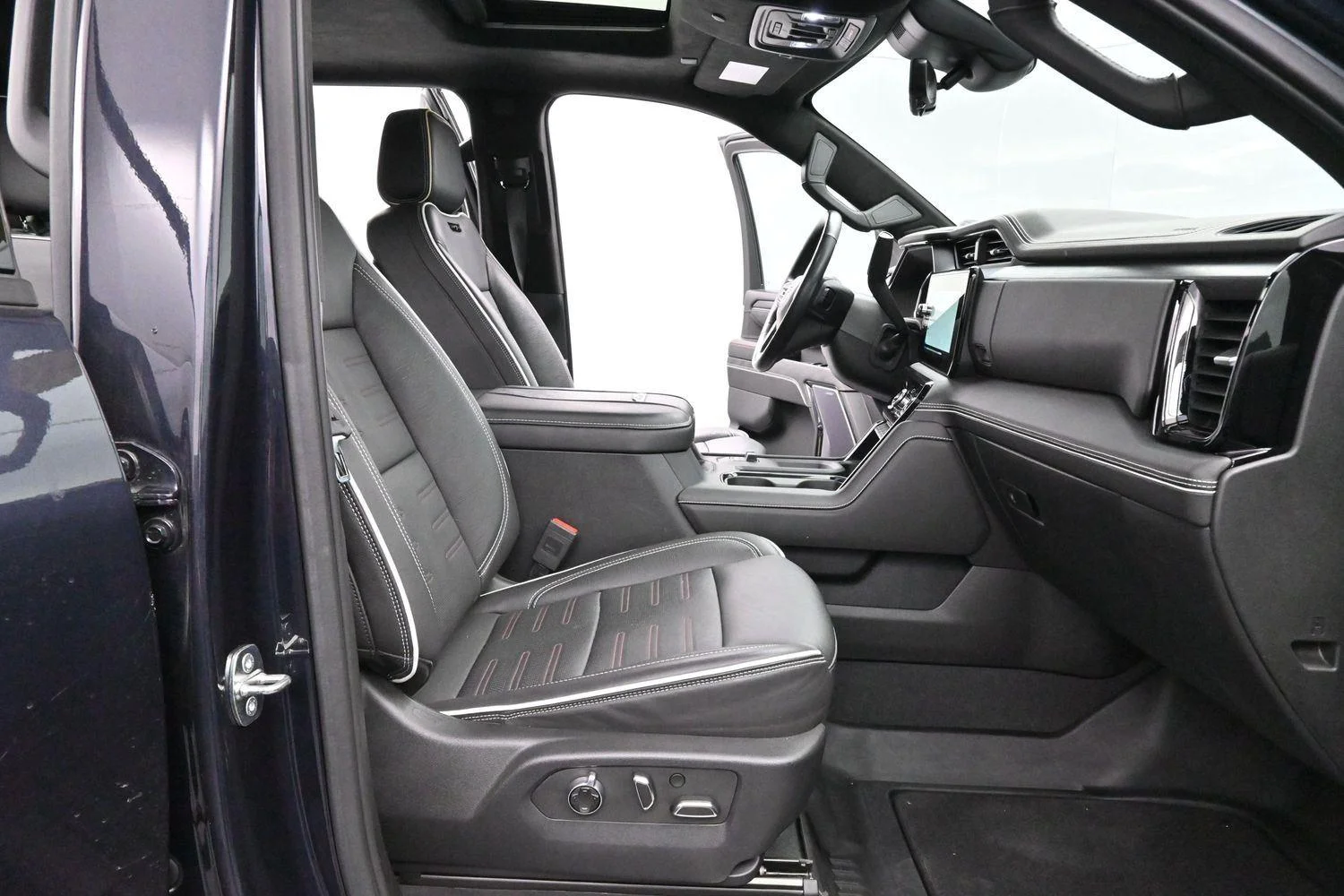 Used 2024 Titanium Rush Metallic GMC AT4X image 33