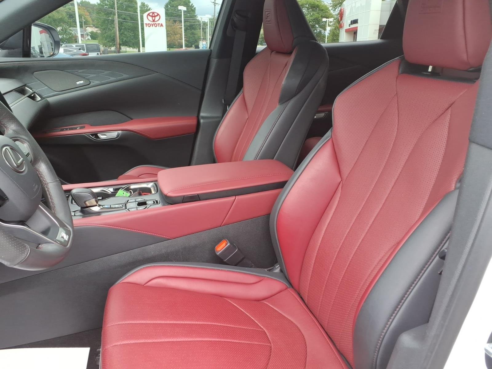 Used 2024 Ultra White Lexus F SPORT Handling image 10