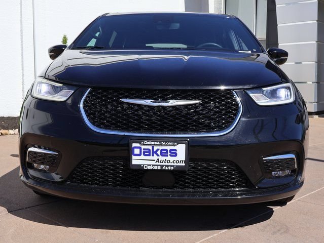 Used 2025 Chrysler Pacifica Select with VIN 2C4RC1BG3SR506641 for sale in Kansas City