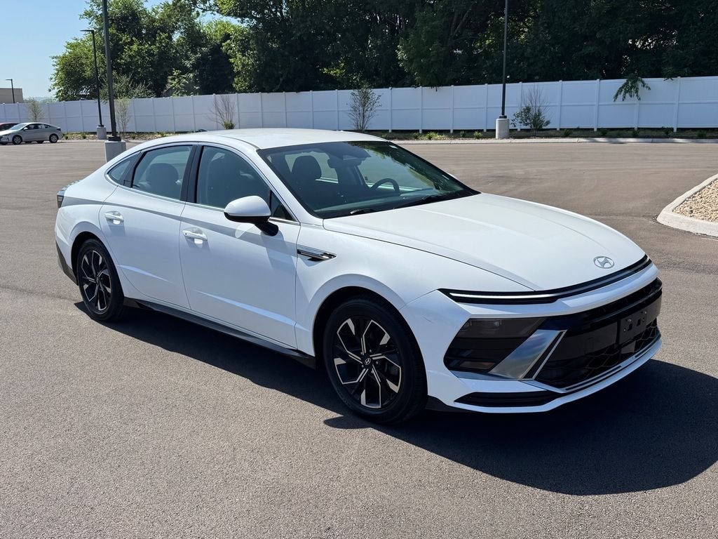 Used 2024 White Hyundai SEL image 2