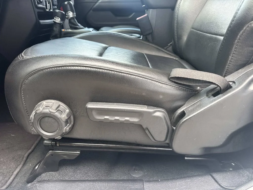 Used 2023 White Jeep Altitude image 35