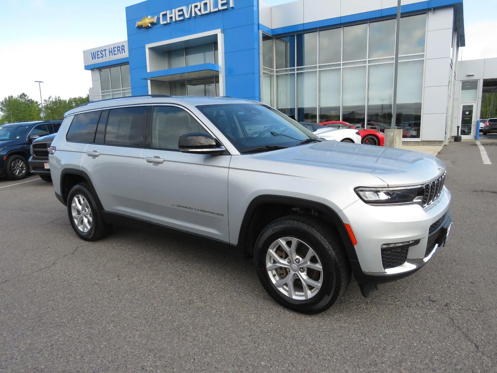Used 2023 Silver Zynith Jeep Limited image 5