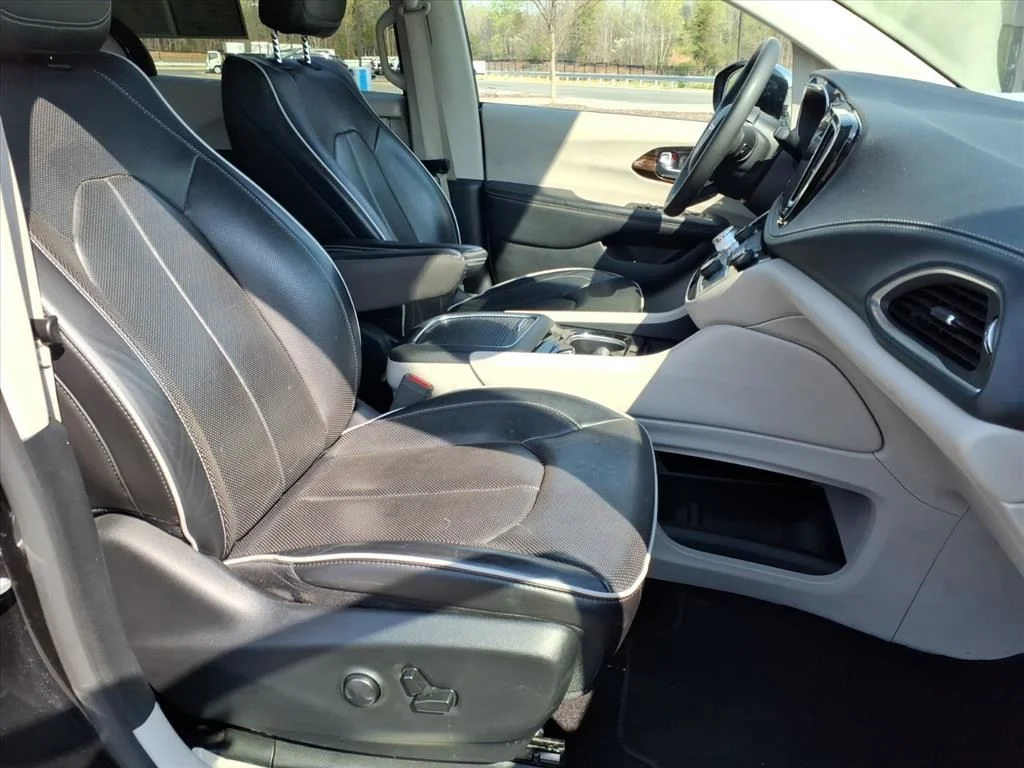 Used 2023 Black Chrysler Limited image 26