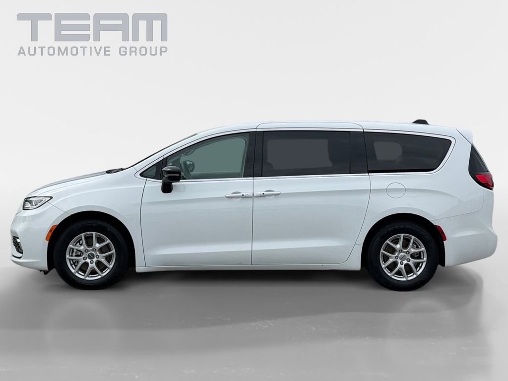 Used 2024 White Chrysler Touring L image 4