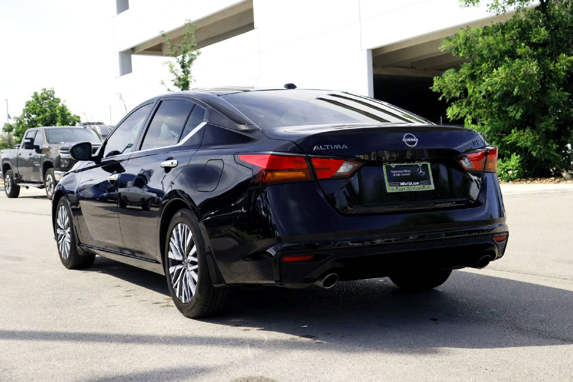 Used 2024 Super Black Nissan 2.5 SV image 6