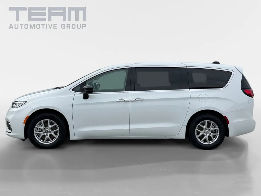 Used 2024 White Chrysler Touring L image 4