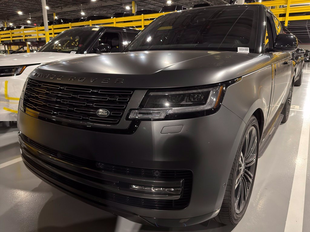 Used 2023  Land Rover SE image 1