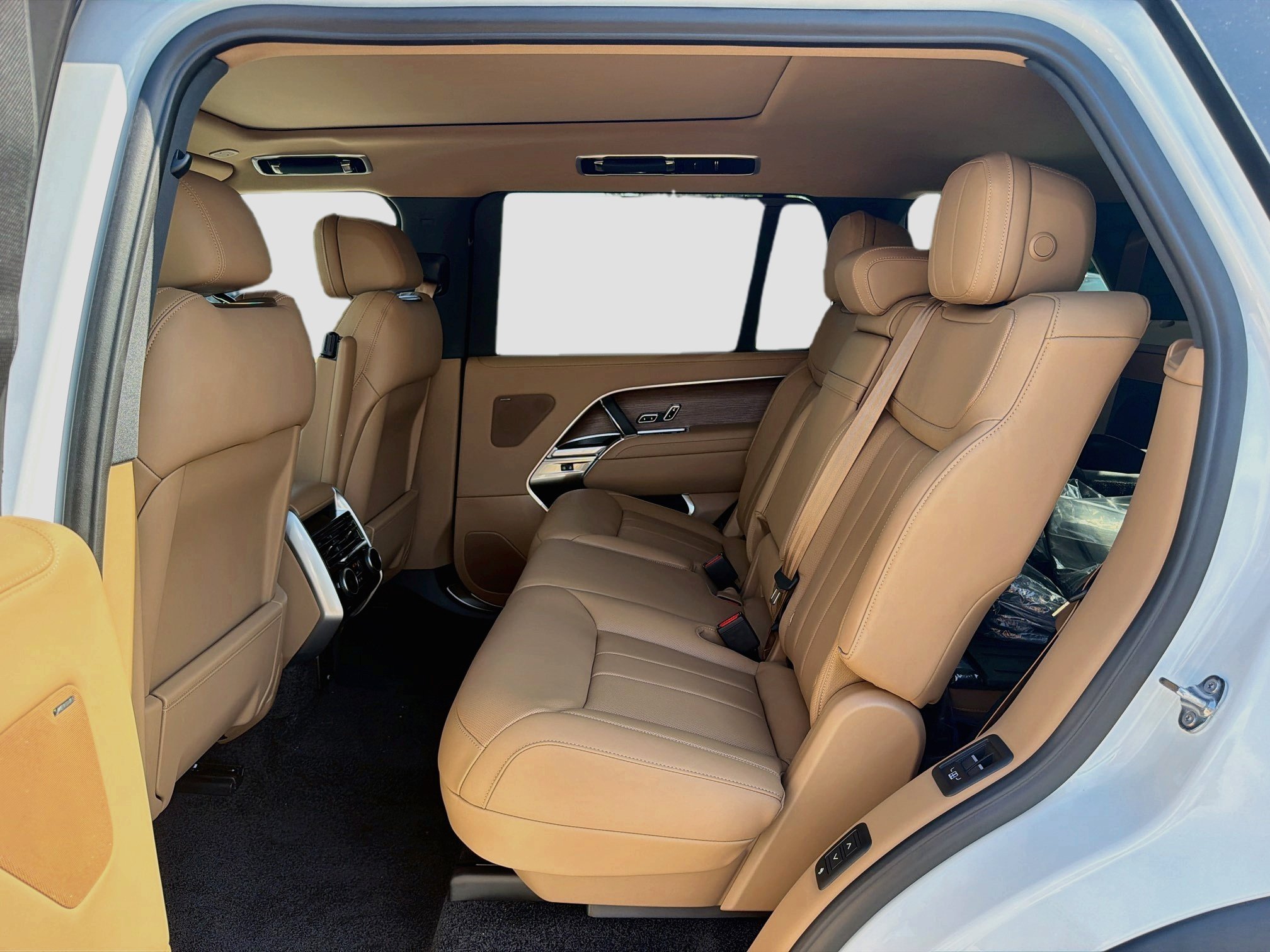 New 2027 Fuji White Land Rover SE image 21
