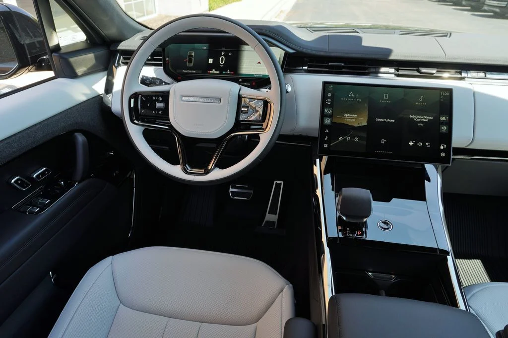 New 2026 Santorini Black Land Rover Dynamic SE image 15