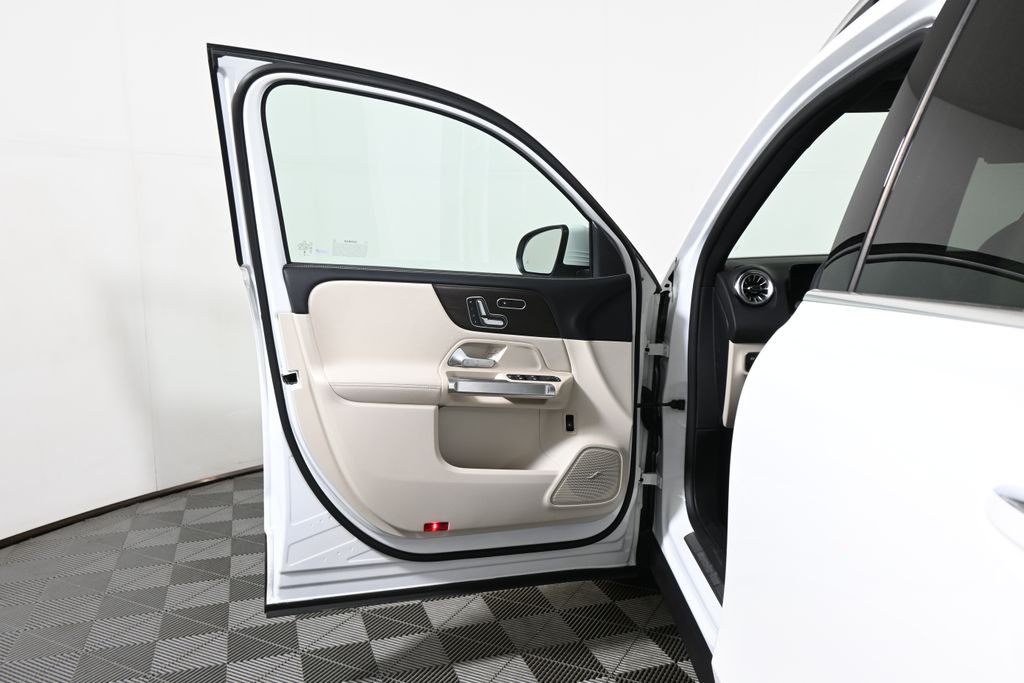 Used 2026 Polar White Mercedes-Benz GLB 250 image 28