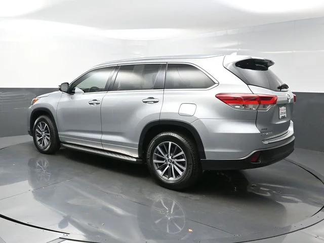 Used 2017 Silver Toyota XLE image 5