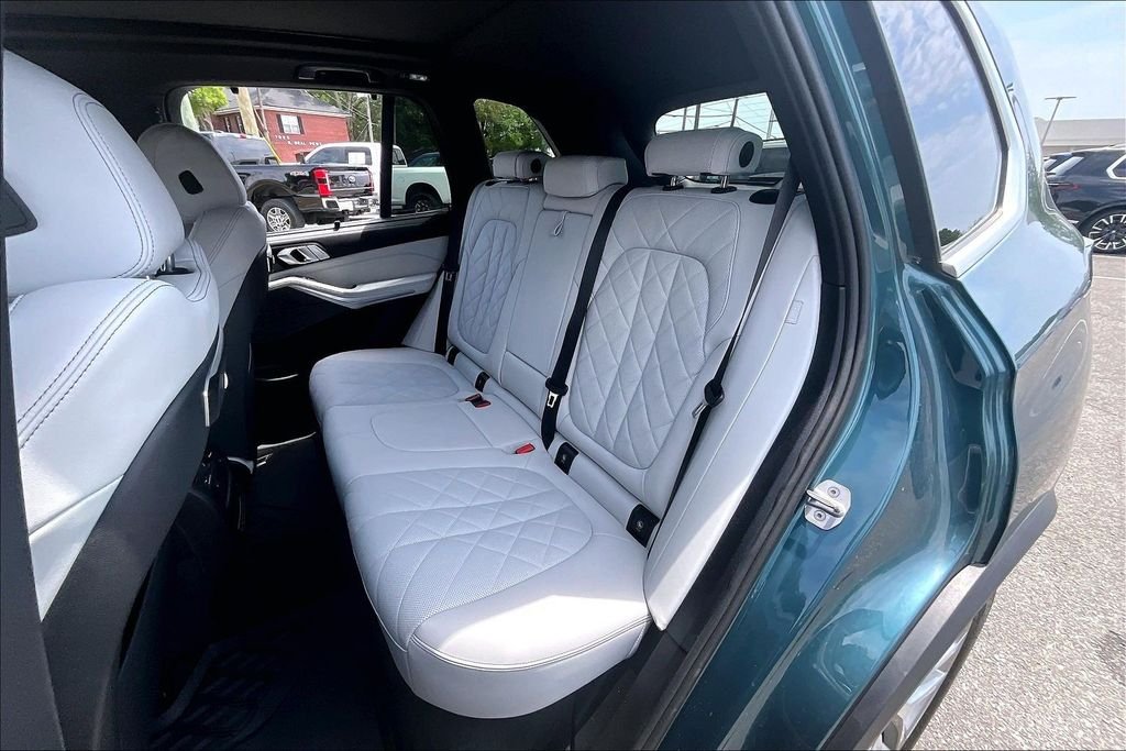 Used 2024 Blue BMW xDrive40i image 19