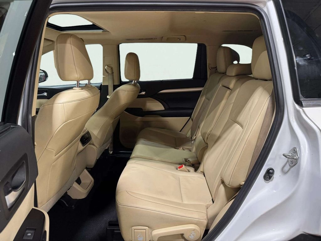 Used 2019 White Toyota XLE image 25