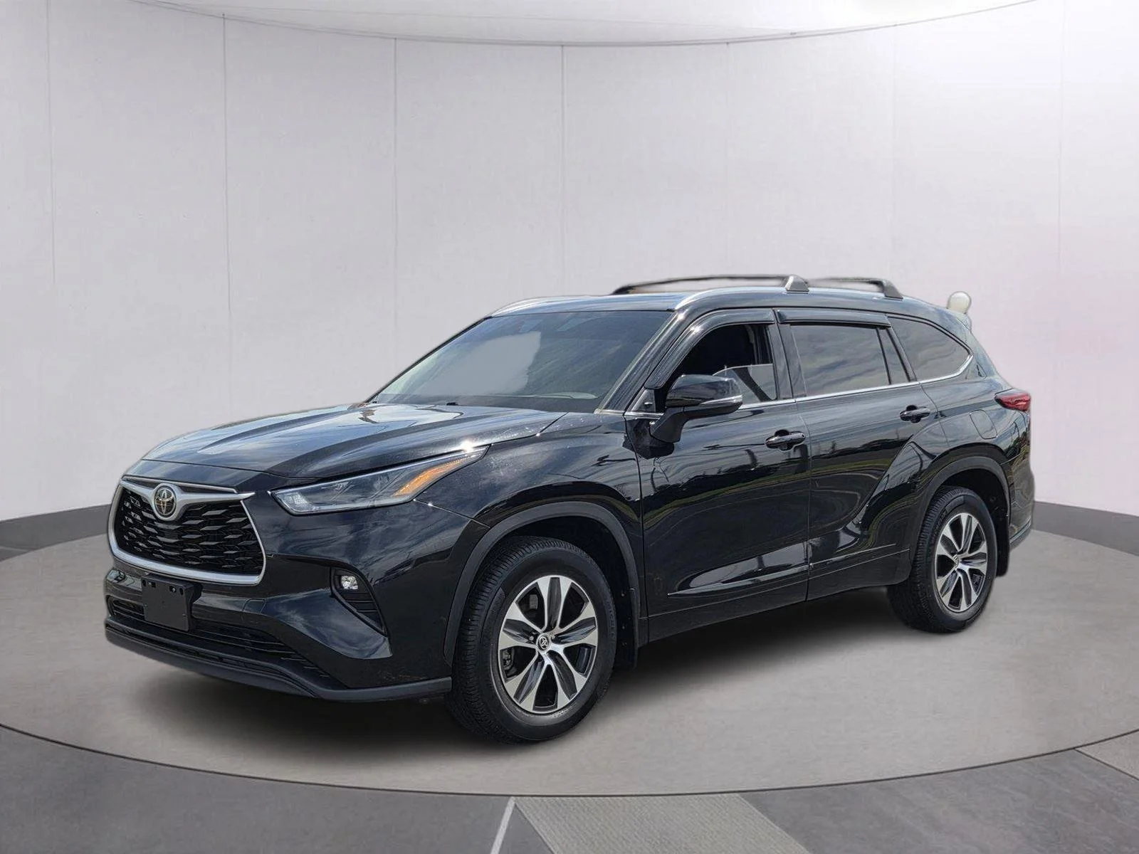 Used 2021 Midnight Black Metallic Toyota XLE image 1