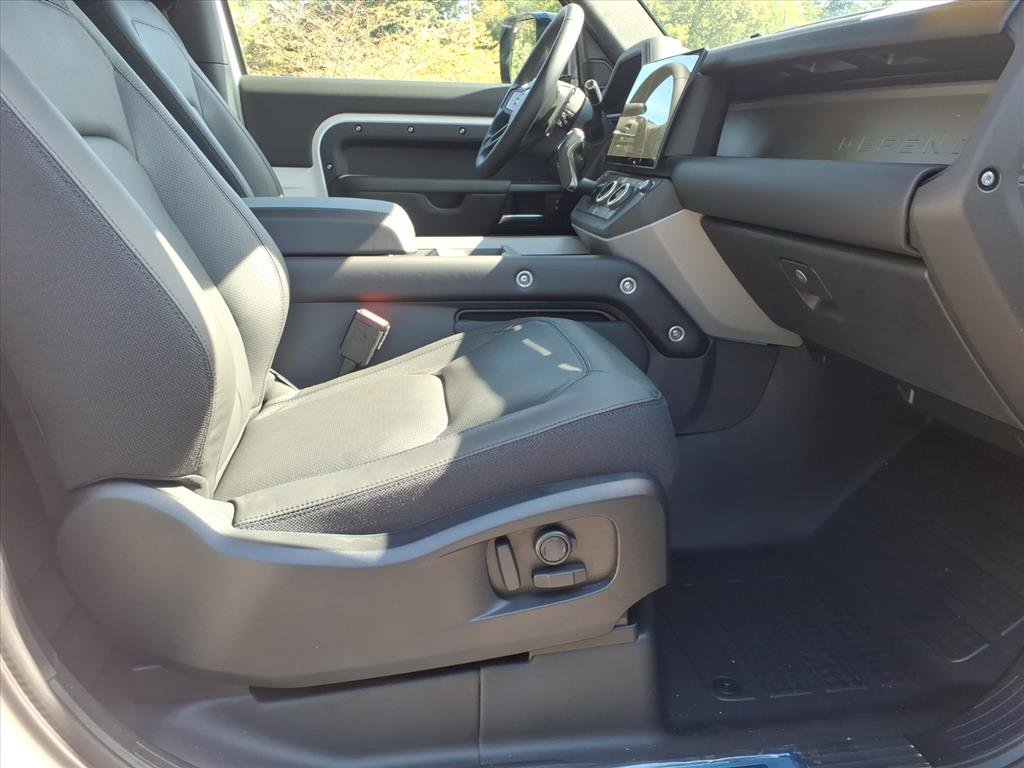 2026 Land Rover Defender V8 - Photo 3