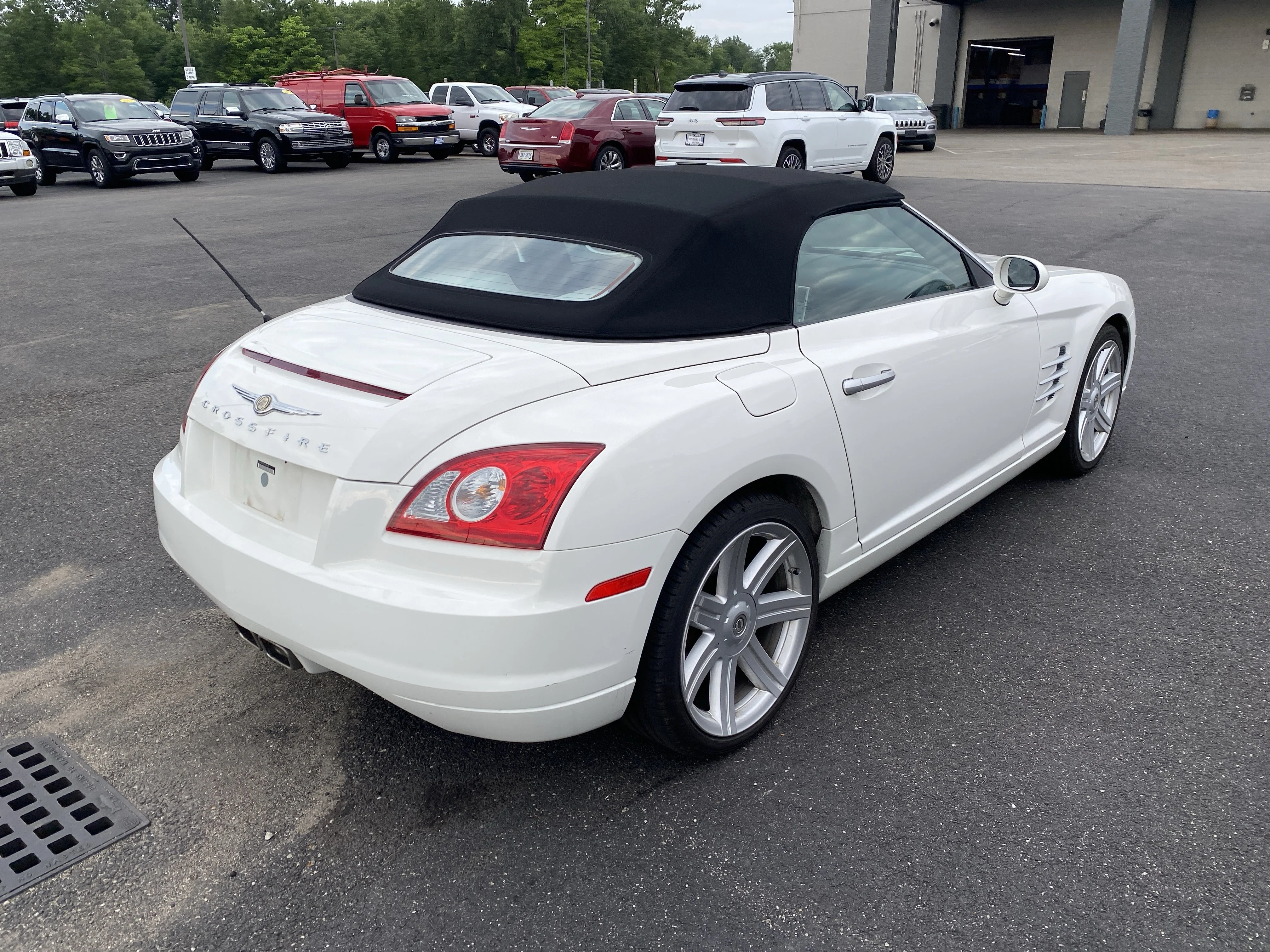Used 2005 Alabaster Chrysler  image 2