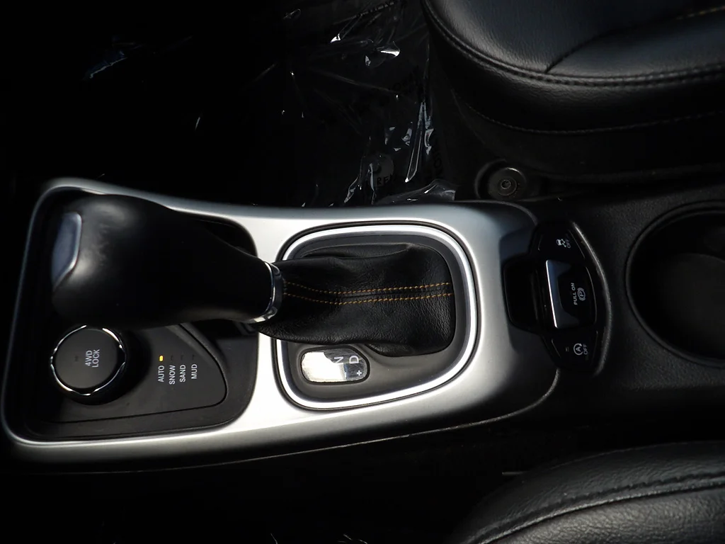 Used 2021 Granite Crystal Metallic Clear Coat Jeep Latitude image 31